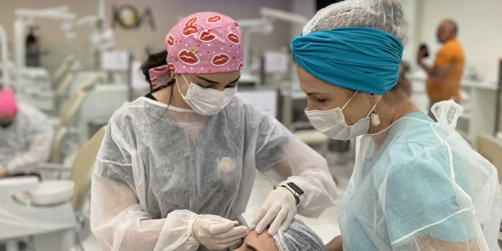 Professora Alessandra Cordasso na Especialização em Harmonização Orofacial